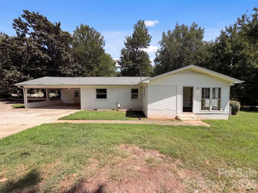 8519 Denbur Drive, Charlotte, NC 28215.  MLS# CAR4415963, YatesRealty ID 45179. 