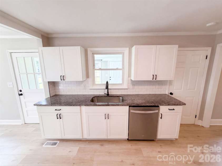 8519 Denbur Drive, Charlotte, NC 28215.  MLS# CAR4415963, YatesRealty ID 45179. 