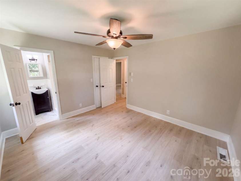 8519 Denbur Drive, Charlotte, NC 28215.  MLS# CAR4415963, YatesRealty ID 45179. 