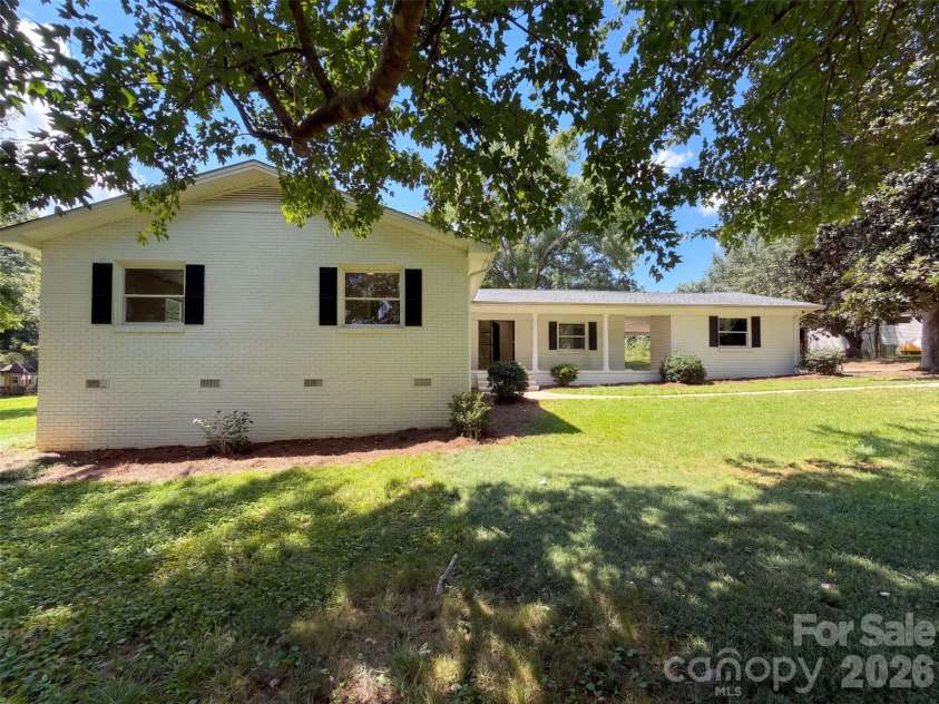 8519 Denbur Drive, Charlotte, NC 28215.  MLS# CAR4415963, YatesRealty ID 45179. 