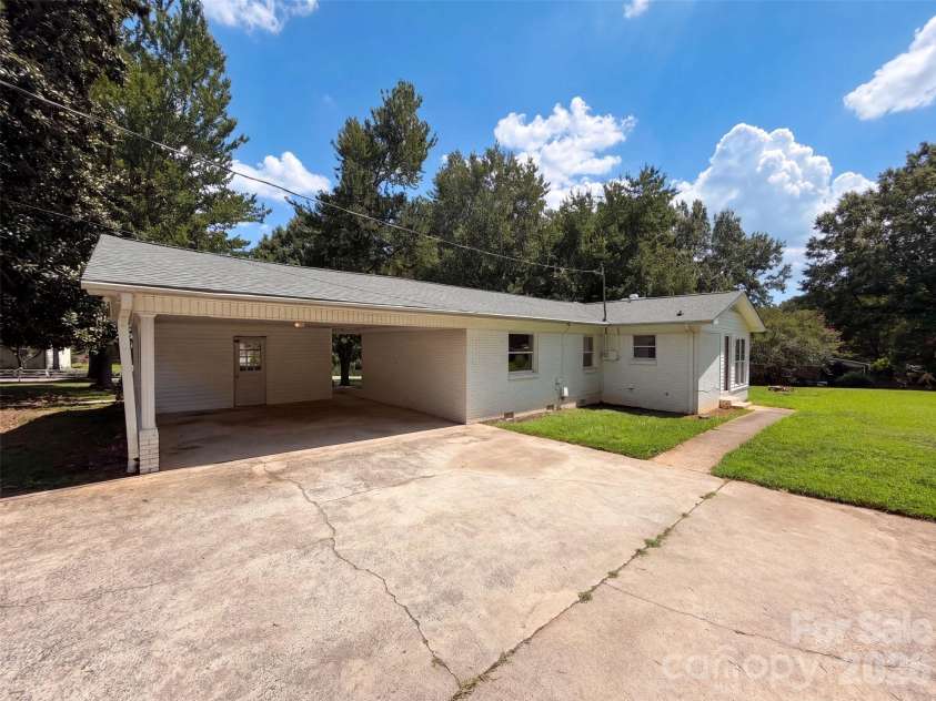 8519 Denbur Drive, Charlotte, NC 28215.  MLS# CAR4415963, YatesRealty ID 45179. 