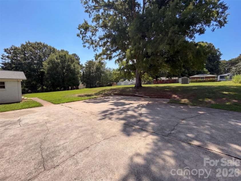 8519 Denbur Drive, Charlotte, NC 28215.  MLS# CAR4415963, YatesRealty ID 45179. 