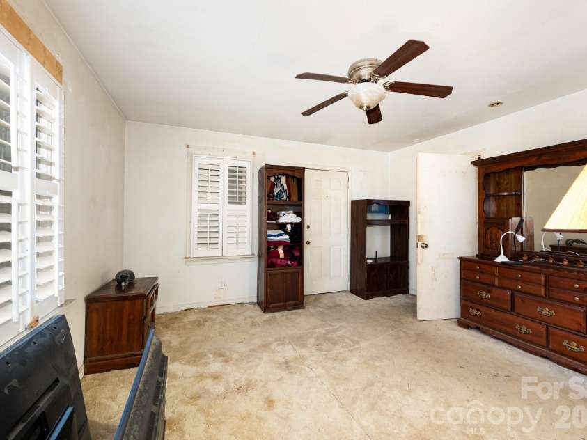 2428 Booker Avenue, Charlotte, NC 28216.  MLS# CAR4301870, YatesRealty ID 4518. 