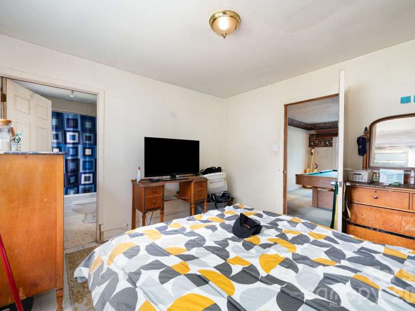2428 Booker Avenue, Charlotte, NC 28216.  MLS# CAR4301870, YatesRealty ID 4518. 