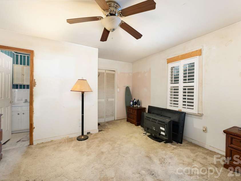 2428 Booker Avenue, Charlotte, NC 28216.  MLS# CAR4301870, YatesRealty ID 4518. 