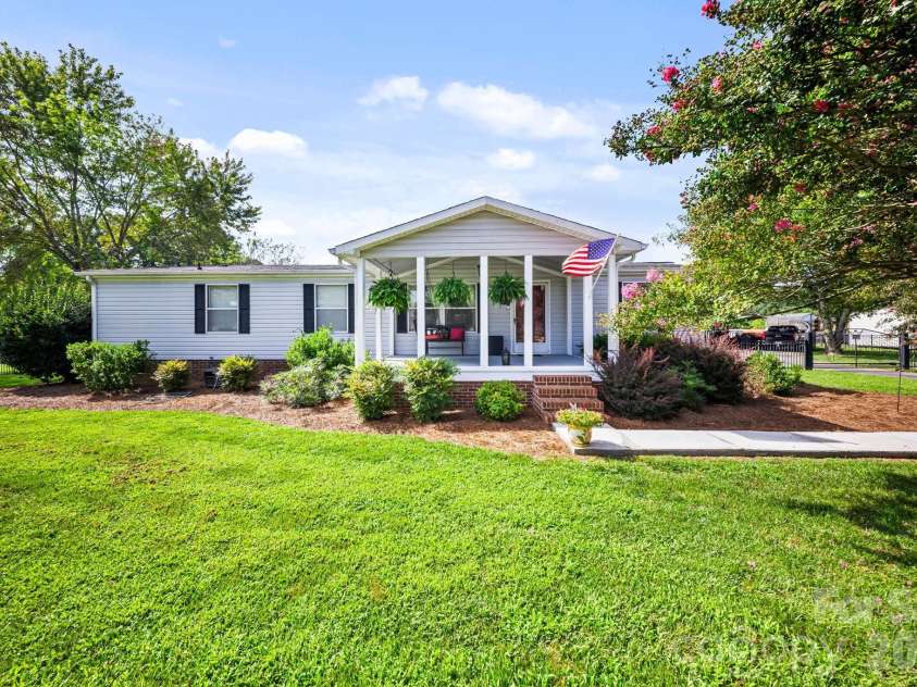 135 Willow Leaf Court, Kannapolis, NC 28081.  MLS# CAR4415457, YatesRealty ID 45180. 