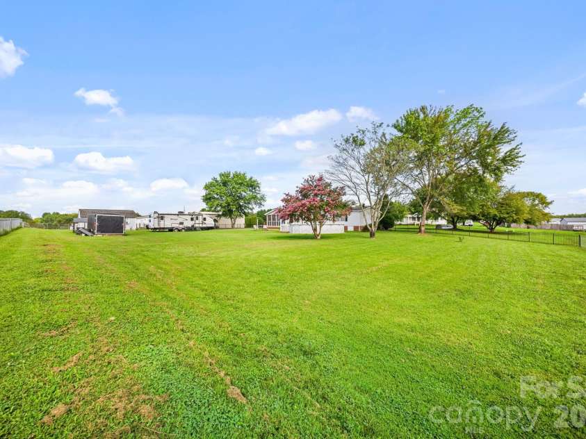 135 Willow Leaf Court, Kannapolis, NC 28081.  MLS# CAR4415457, YatesRealty ID 45180. 