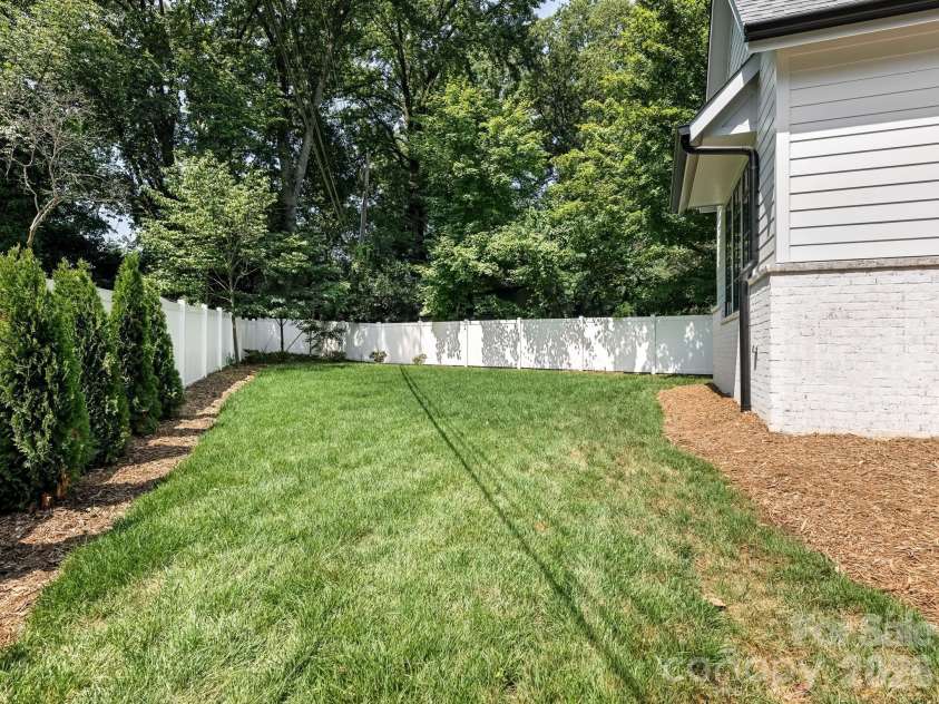 3240 Sunset Drive, Charlotte, NC 28209.  MLS# CAR4396905, YatesRealty ID 45188. 