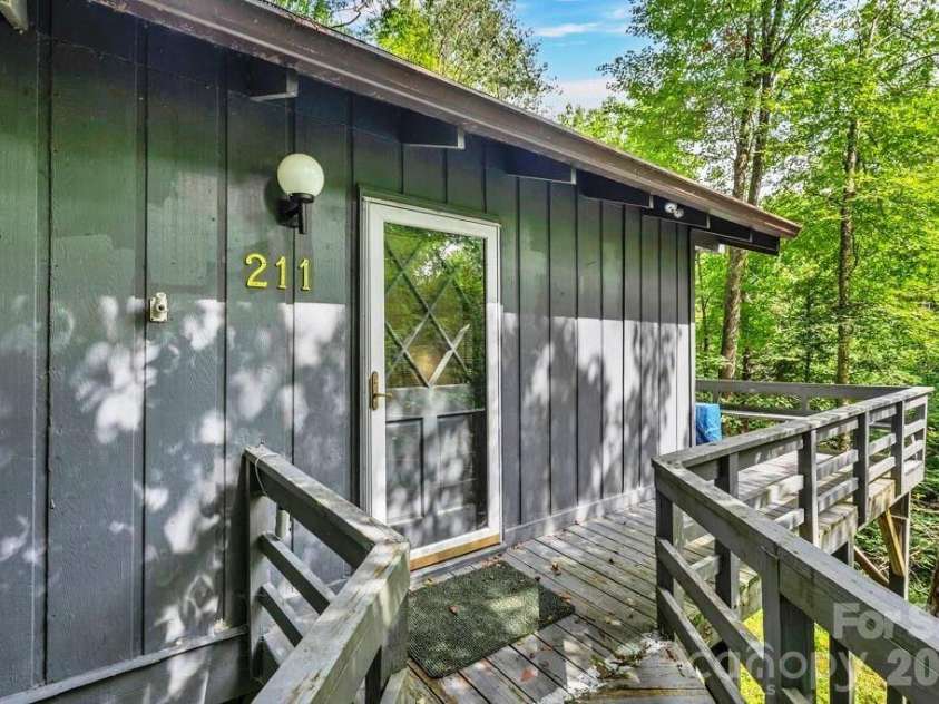 211 Foxgrape Hollow, Beech Mountain, NC 28605.  MLS# CAR4415995, YatesRealty ID 45193. 