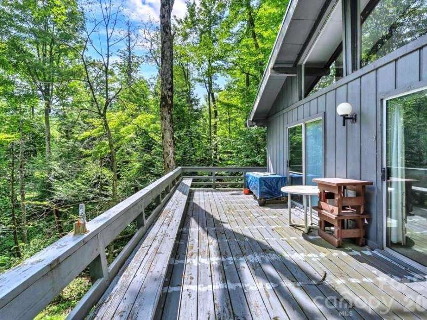 211 Foxgrape Hollow, Beech Mountain, NC 28605.  MLS# CAR4415995, YatesRealty ID 45193. 