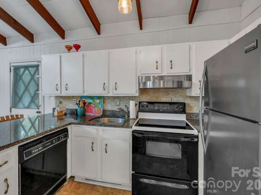 211 Foxgrape Hollow, Beech Mountain, NC 28605.  MLS# CAR4415995, YatesRealty ID 45193. 