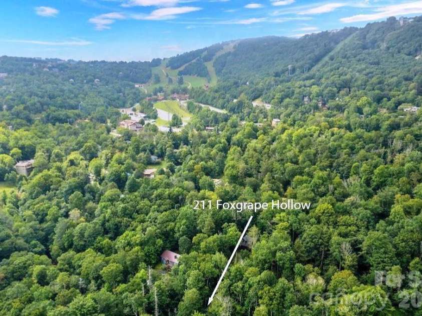 211 Foxgrape Hollow, Beech Mountain, NC 28605.  MLS# CAR4415995, YatesRealty ID 45193. 