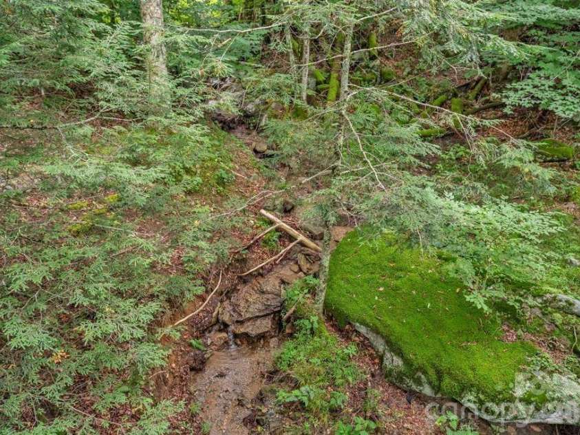 211 Foxgrape Hollow, Beech Mountain, NC 28605.  MLS# CAR4415995, YatesRealty ID 45193. 