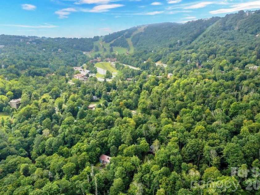 211 Foxgrape Hollow, Beech Mountain, NC 28605.  MLS# CAR4415995, YatesRealty ID 45193. 