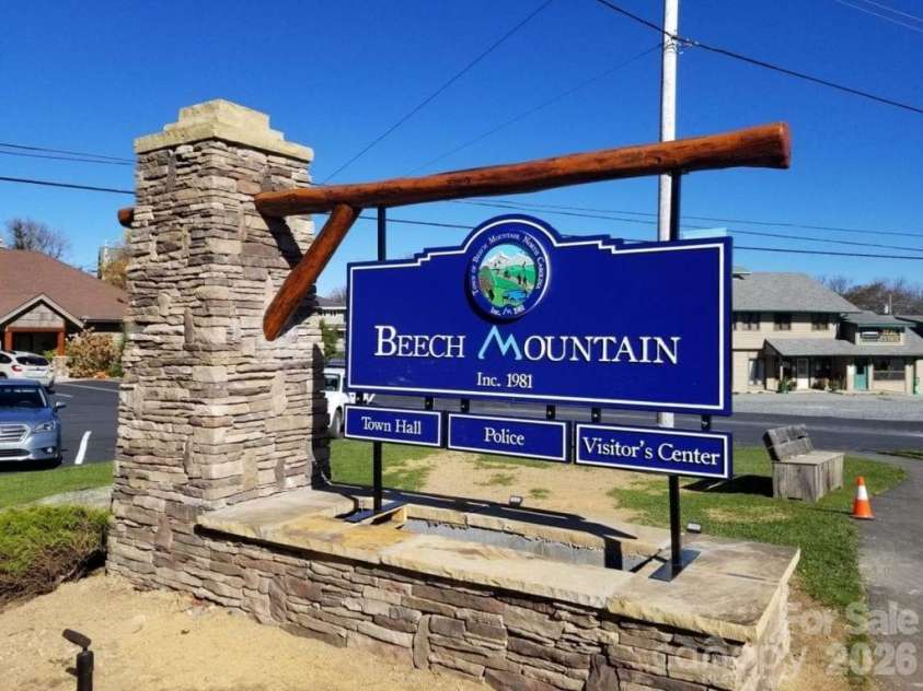 211 Foxgrape Hollow, Beech Mountain, NC 28605.  MLS# CAR4415995, YatesRealty ID 45193. 
