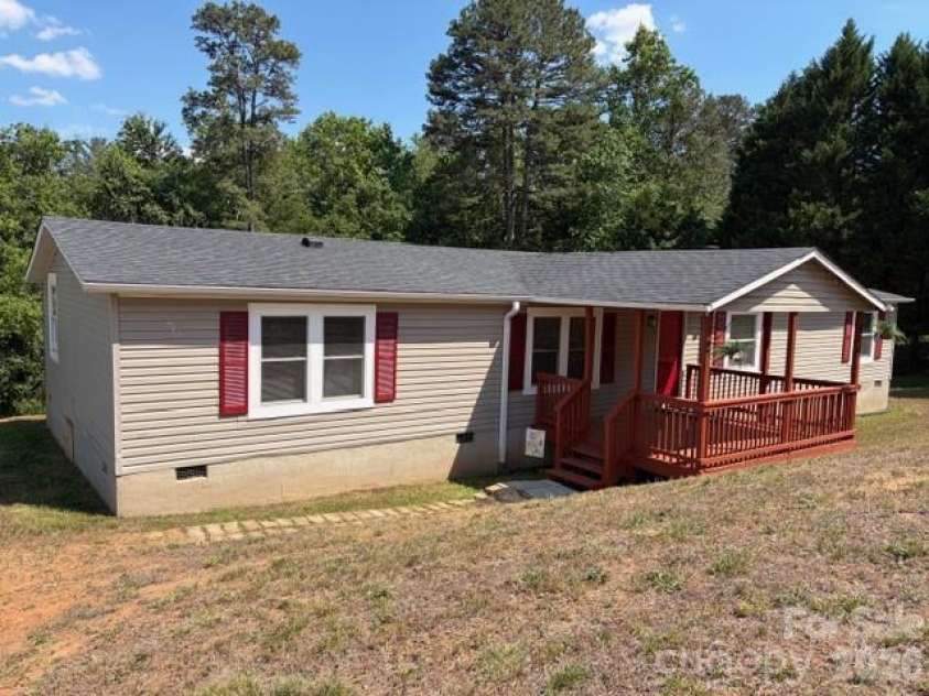 2659 Deertrack Drive, Connelly Springs, NC 28612.  MLS# CAR4379328, YatesRealty ID 452. Like new spacious home! Conveniently located -large covered porch to enjoy your morning coffee or just relax!