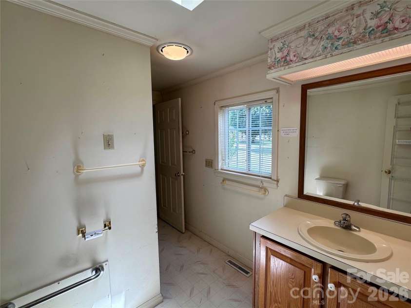 308 Riverwind Drive, Hendersonville, NC 28739.  MLS# CAR4349509, YatesRealty ID 4520. Primary Bathroom