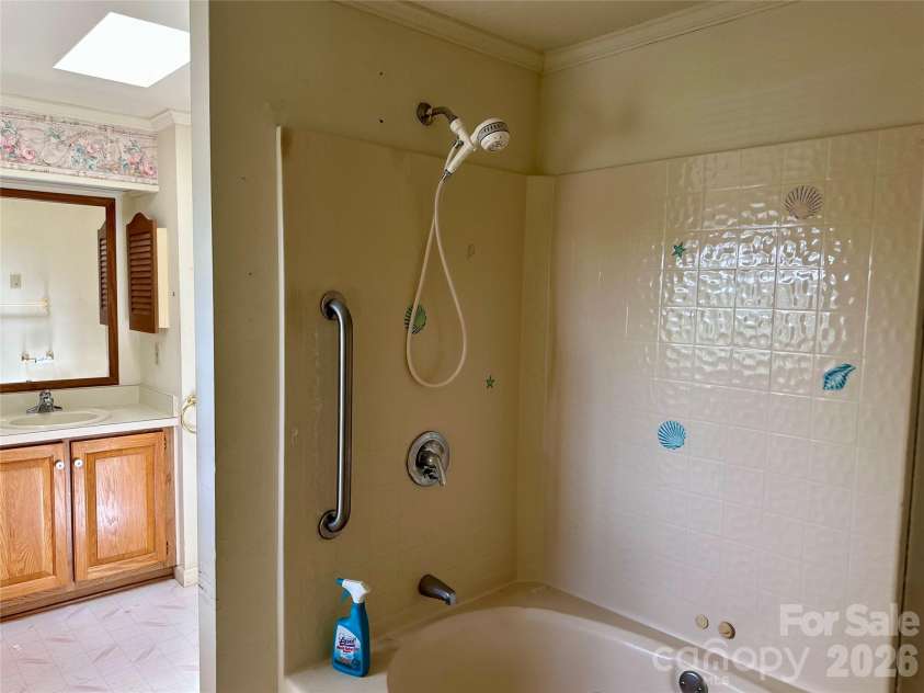 308 Riverwind Drive, Hendersonville, NC 28739.  MLS# CAR4349509, YatesRealty ID 4520. Primary Bathroom
