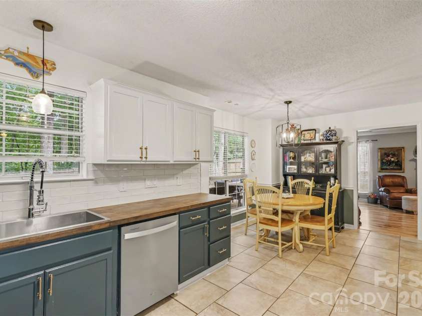 4228 Huntmeadow Drive, Charlotte, NC 28269.  MLS# CAR4409446, YatesRealty ID 45202. 