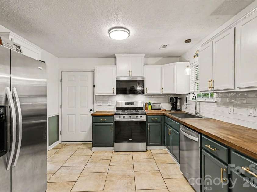 4228 Huntmeadow Drive, Charlotte, NC 28269.  MLS# CAR4409446, YatesRealty ID 45202. 