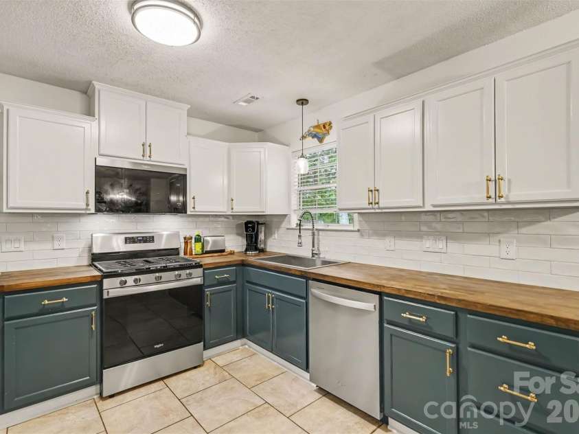 4228 Huntmeadow Drive, Charlotte, NC 28269.  MLS# CAR4409446, YatesRealty ID 45202. 