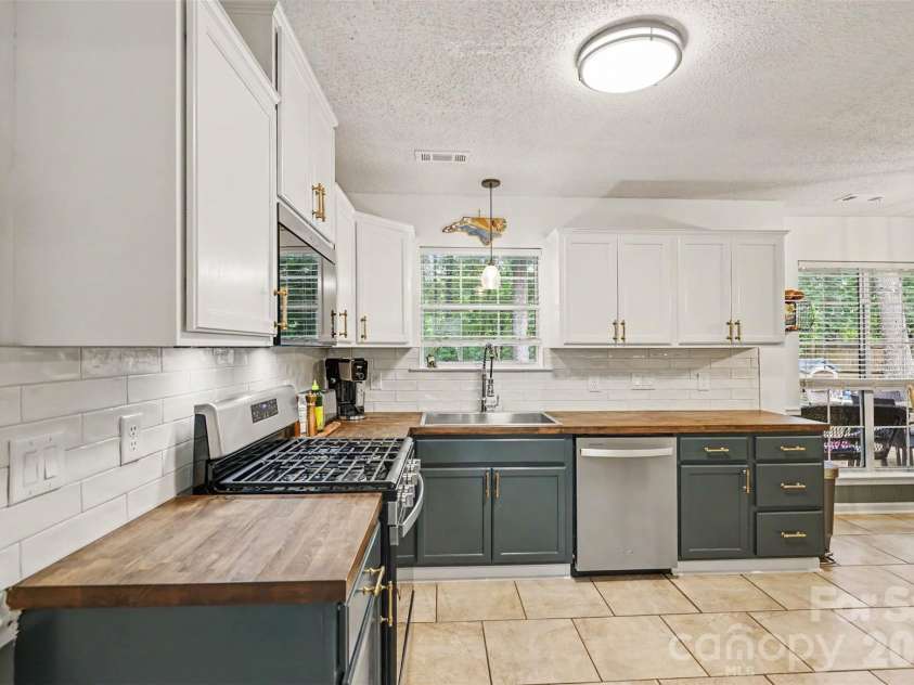 4228 Huntmeadow Drive, Charlotte, NC 28269.  MLS# CAR4409446, YatesRealty ID 45202. 