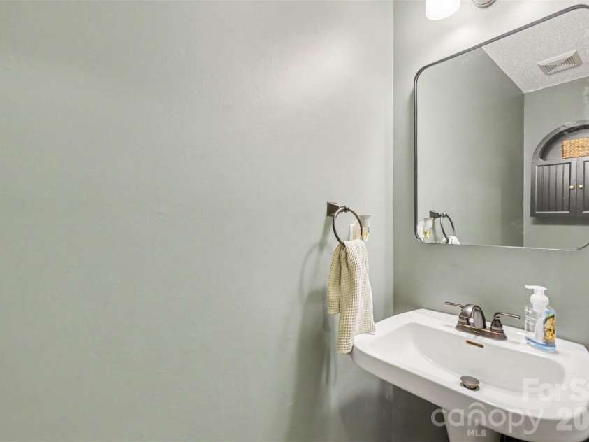 4228 Huntmeadow Drive, Charlotte, NC 28269.  MLS# CAR4409446, YatesRealty ID 45202. 