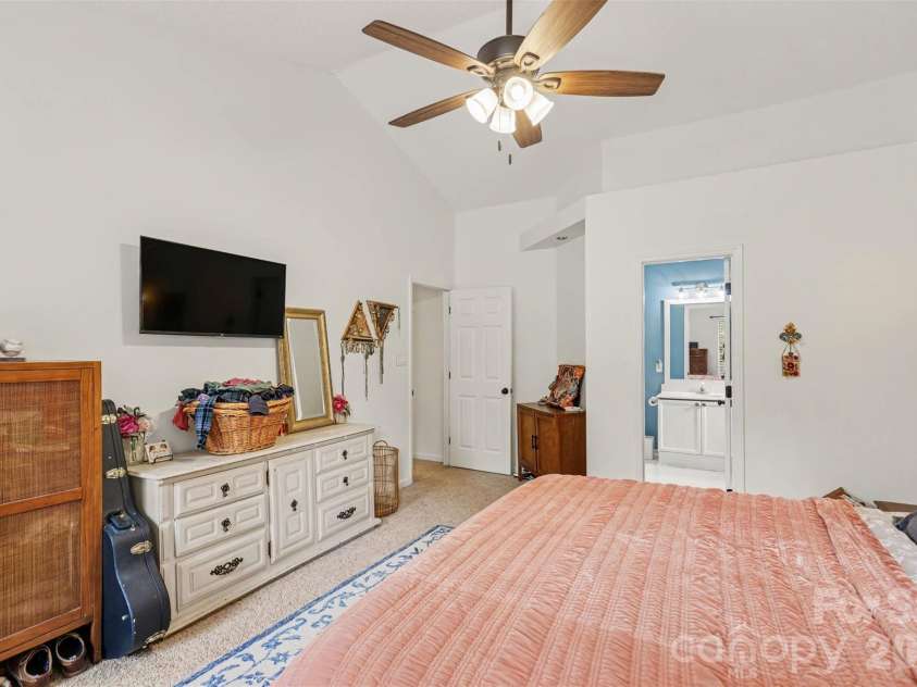 4228 Huntmeadow Drive, Charlotte, NC 28269.  MLS# CAR4409446, YatesRealty ID 45202. 