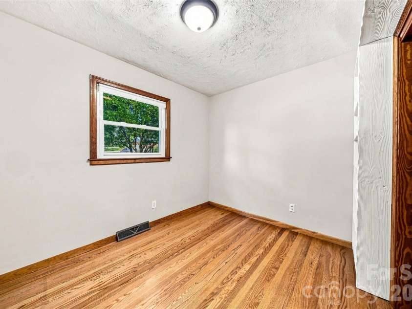 708 Loop Road, Hendersonville, NC 28792.  MLS# CAR4415625, YatesRealty ID 45204. 