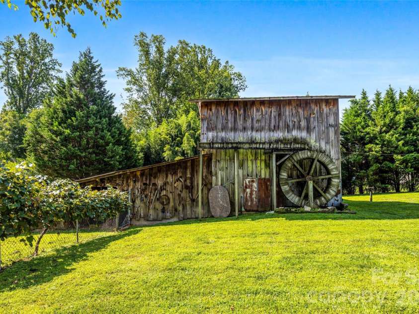 708 Loop Road, Hendersonville, NC 28792.  MLS# CAR4415625, YatesRealty ID 45204. 