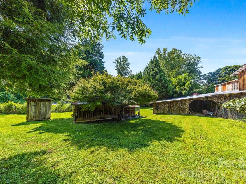 708 Loop Road, Hendersonville, NC 28792.  MLS# CAR4415625, YatesRealty ID 45204. 