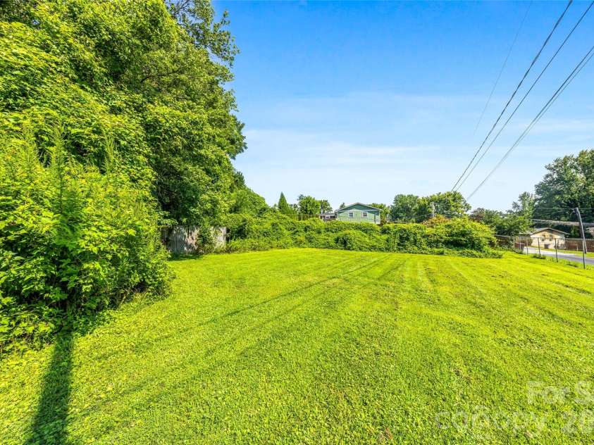 708 Loop Road, Hendersonville, NC 28792.  MLS# CAR4415625, YatesRealty ID 45204. 