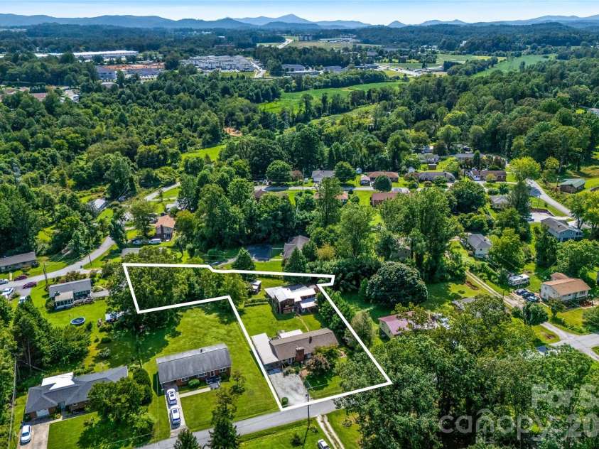 708 Loop Road, Hendersonville, NC 28792.  MLS# CAR4415625, YatesRealty ID 45204. 