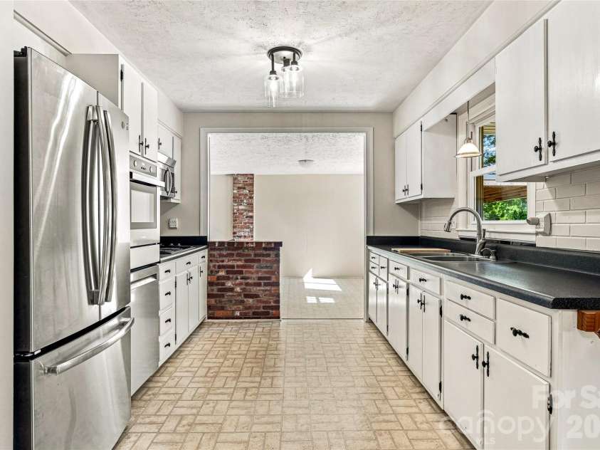 708 Loop Road, Hendersonville, NC 28792.  MLS# CAR4415625, YatesRealty ID 45204. Upgraded stainless appliances