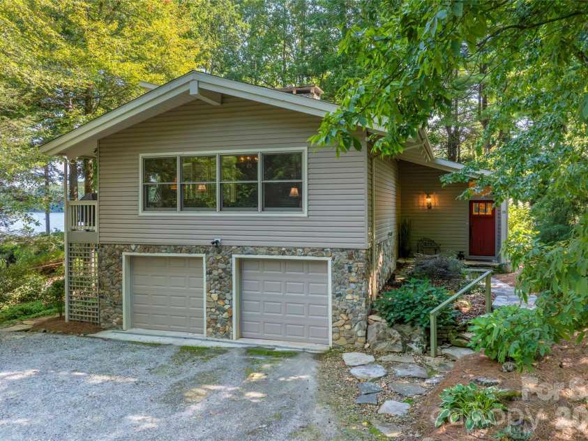 73 Lake Point Drive, Lake Toxaway, NC 28747.  MLS# CAR4416031, YatesRealty ID 45205. 