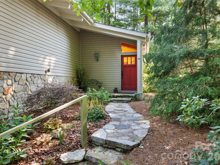 73 Lake Point Drive, Lake Toxaway, NC 28747.  MLS# CAR4416031, YatesRealty ID 45205. 