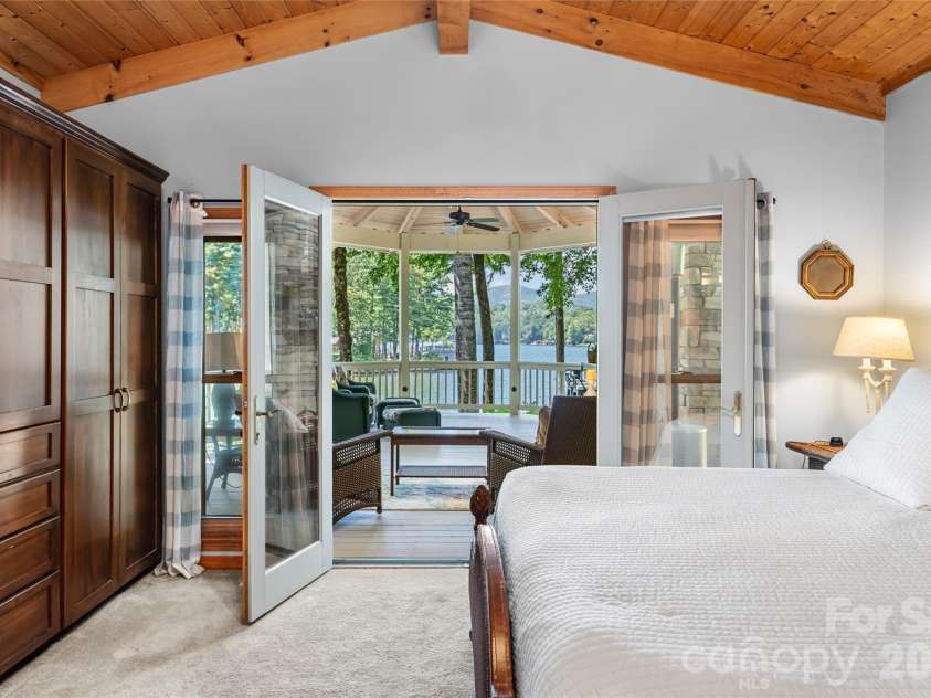 73 Lake Point Drive, Lake Toxaway, NC 28747.  MLS# CAR4416031, YatesRealty ID 45205. 