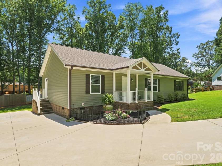 312 Sailwinds Road, Mooresville, NC 28115.  MLS# CAR4410586, YatesRealty ID 45207. 