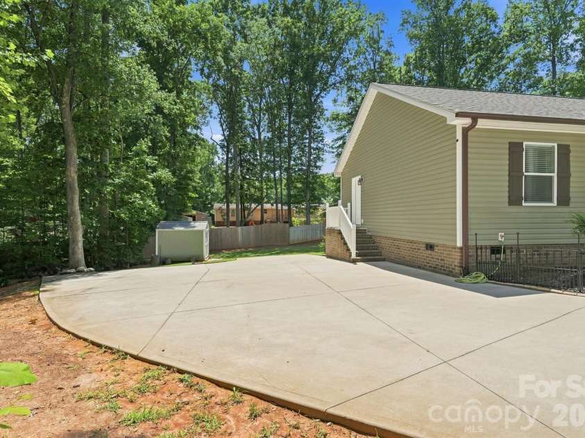 312 Sailwinds Road, Mooresville, NC 28115.  MLS# CAR4410586, YatesRealty ID 45207. 