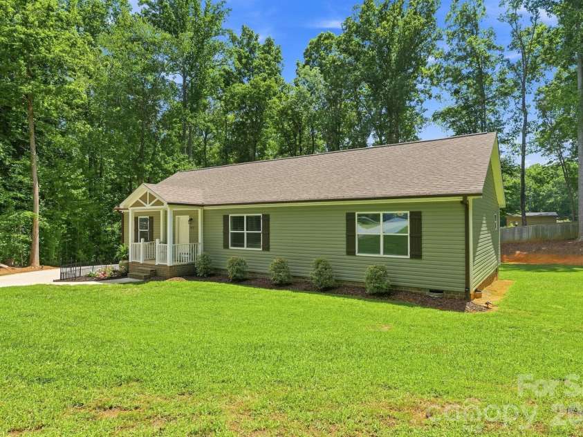 312 Sailwinds Road, Mooresville, NC 28115.  MLS# CAR4410586, YatesRealty ID 45207. 