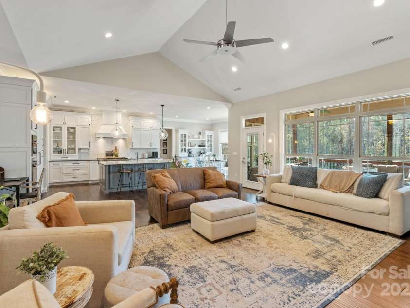 2072 46th Avenue Drive, Hickory, NC 28601.  MLS# CAR4238914, YatesRealty ID 4521. 