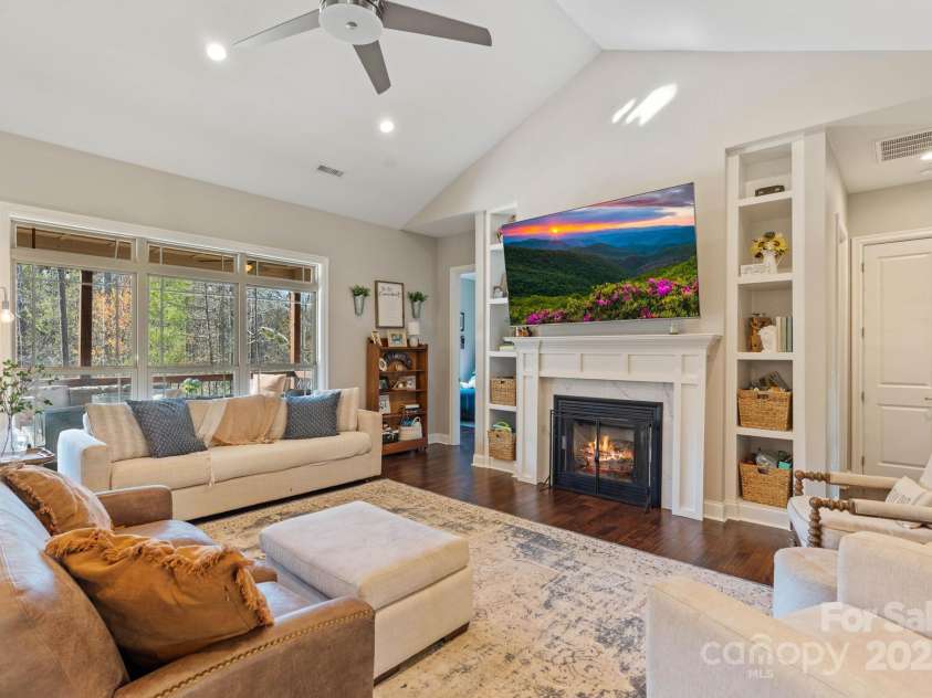 2072 46th Avenue Drive, Hickory, NC 28601.  MLS# CAR4238914, YatesRealty ID 4521. 