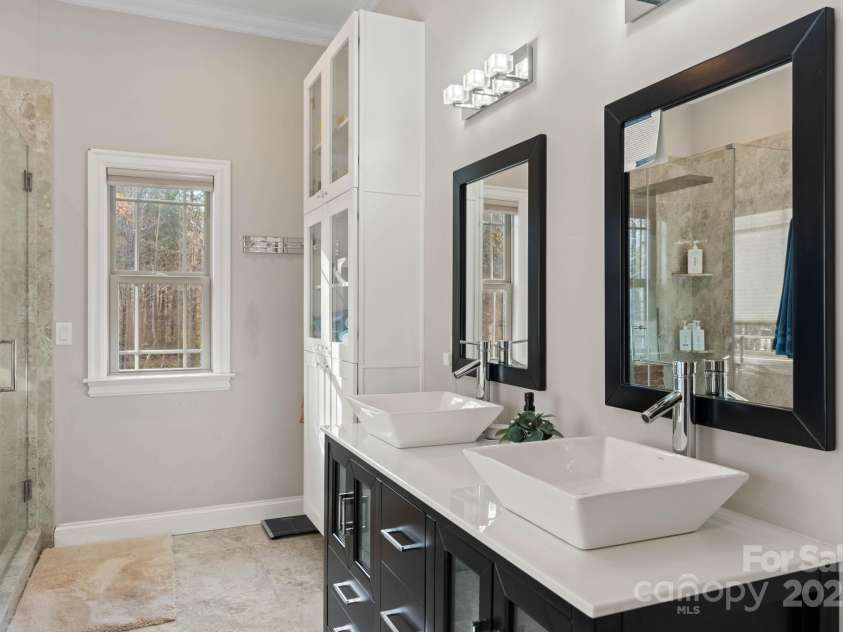 2072 46th Avenue Drive, Hickory, NC 28601.  MLS# CAR4238914, YatesRealty ID 4521. 