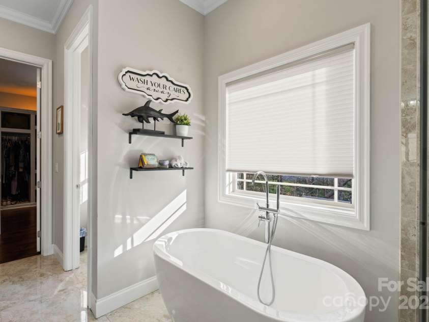 2072 46th Avenue Drive, Hickory, NC 28601.  MLS# CAR4238914, YatesRealty ID 4521. 