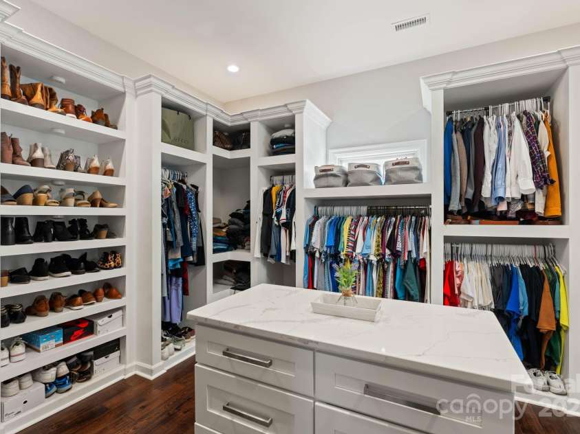 2072 46th Avenue Drive, Hickory, NC 28601.  MLS# CAR4238914, YatesRealty ID 4521. 