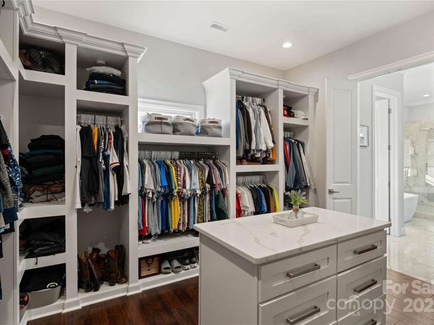 2072 46th Avenue Drive, Hickory, NC 28601.  MLS# CAR4238914, YatesRealty ID 4521. 