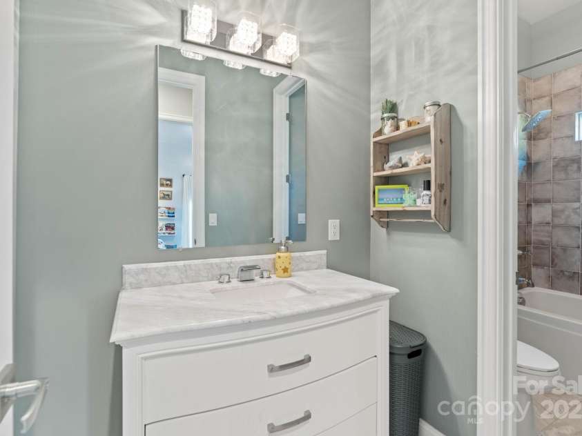 2072 46th Avenue Drive, Hickory, NC 28601.  MLS# CAR4238914, YatesRealty ID 4521. 