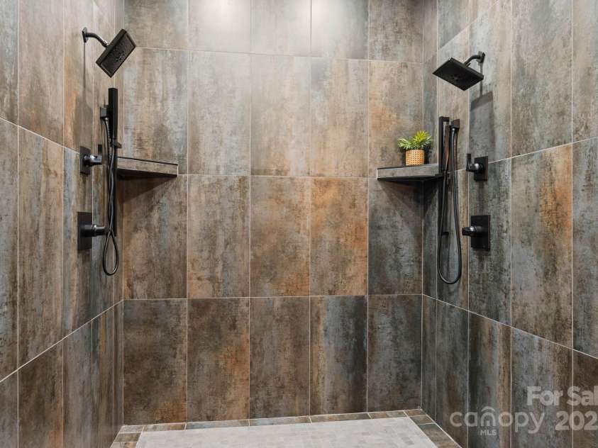 2072 46th Avenue Drive, Hickory, NC 28601.  MLS# CAR4238914, YatesRealty ID 4521. 