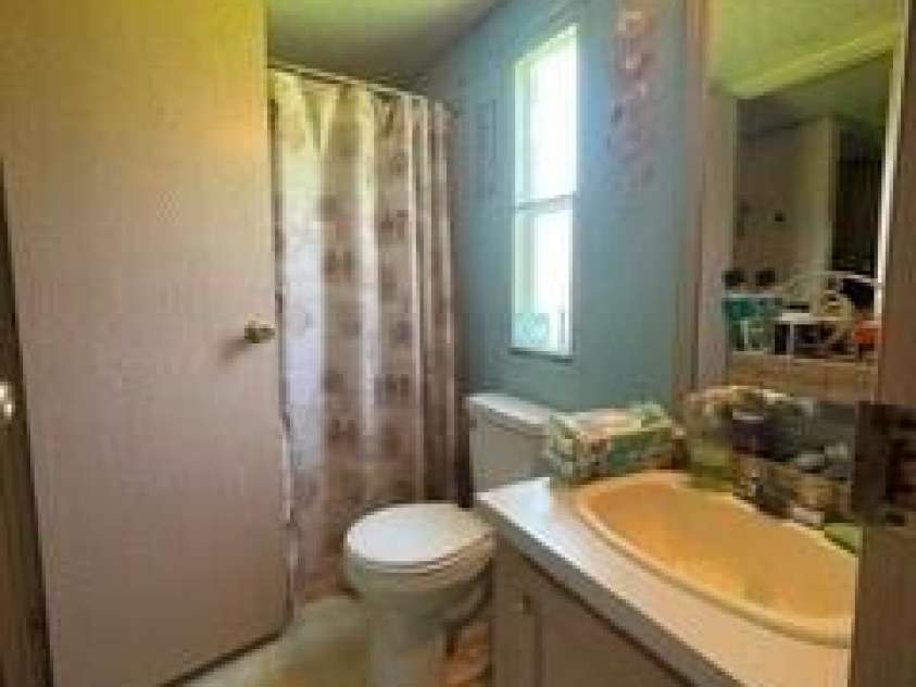 1098 Macedonia Road, Gaffney, SC 29341.  MLS# CAR4415994, YatesRealty ID 45218. 2nd Full bath - connected to 2nd bedroom
