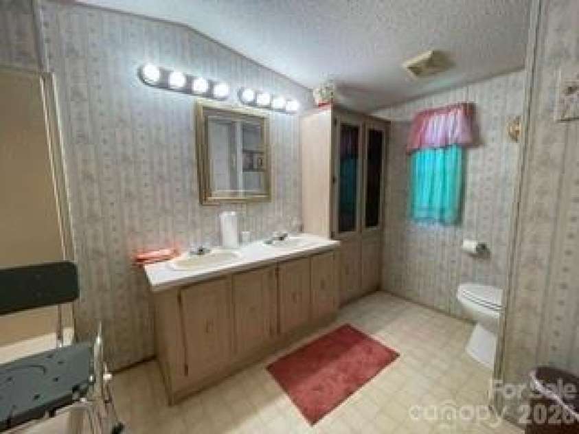 1098 Macedonia Road, Gaffney, SC 29341.  MLS# CAR4415994, YatesRealty ID 45218. Main Bath